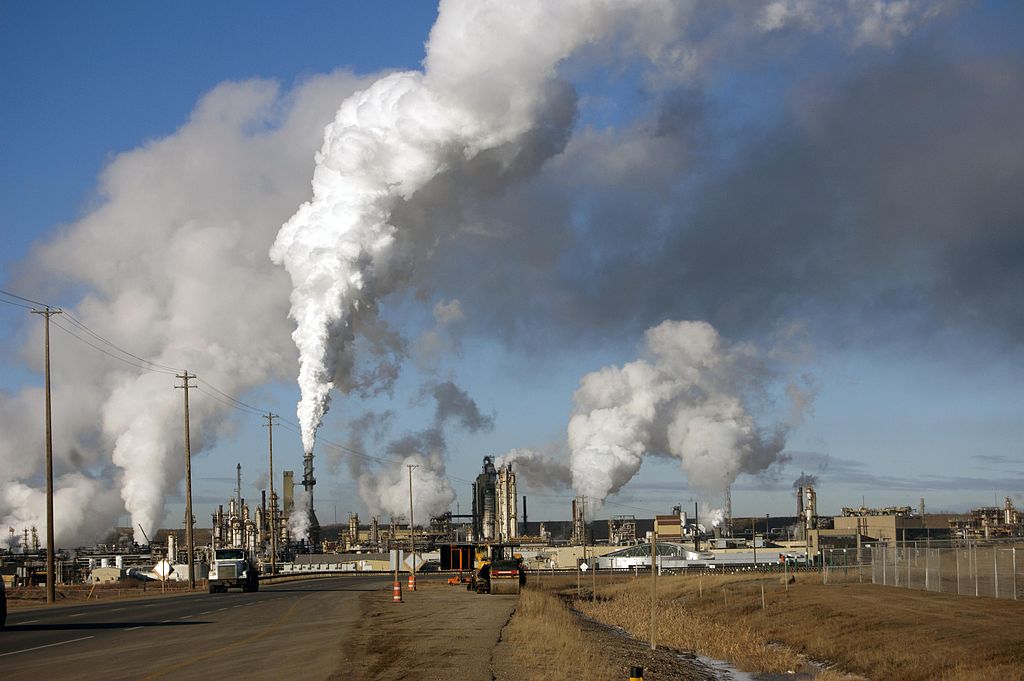 <p>Pasir minyak di Alberta, Kanada. Foto oleh Eryn Rickard/Wikimedia Commons</p>
