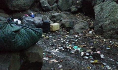 <p>Sampah di sekitar sumber air panas dekat Nubahaeraka. Foto: Dimas Fauzi/ WRI Indonesia</p>
