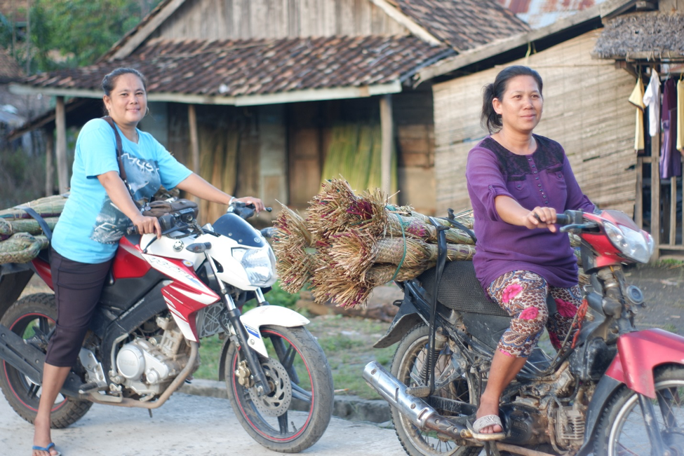 <p>The middlewomen. Photo by Bunga Goib/WRI Indonesia</p>