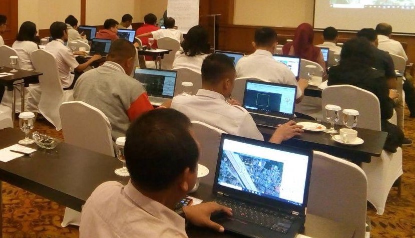 <p>Participative tree cover mapping in Jakarta using the CEO tool. Photo by Ahmad Sahab/WRI Indonesia</p>