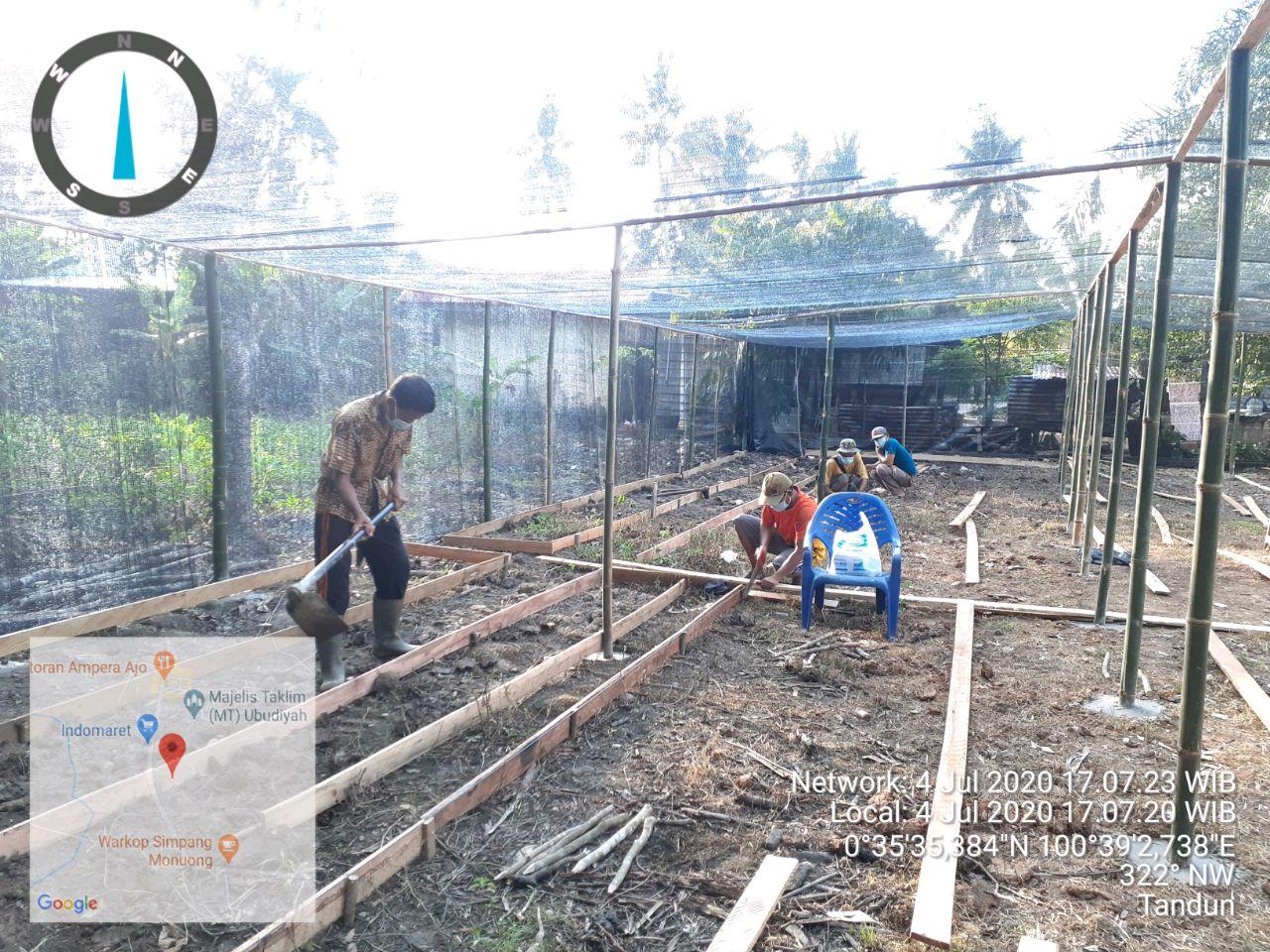  <p>Para petani menjalankan protokol kesehatan selama pembangunan kebun bibit desa untuk rehabilitasi di Hutan Desa Tandun. (Sumber Foto: Joko Surahmad)</p>
